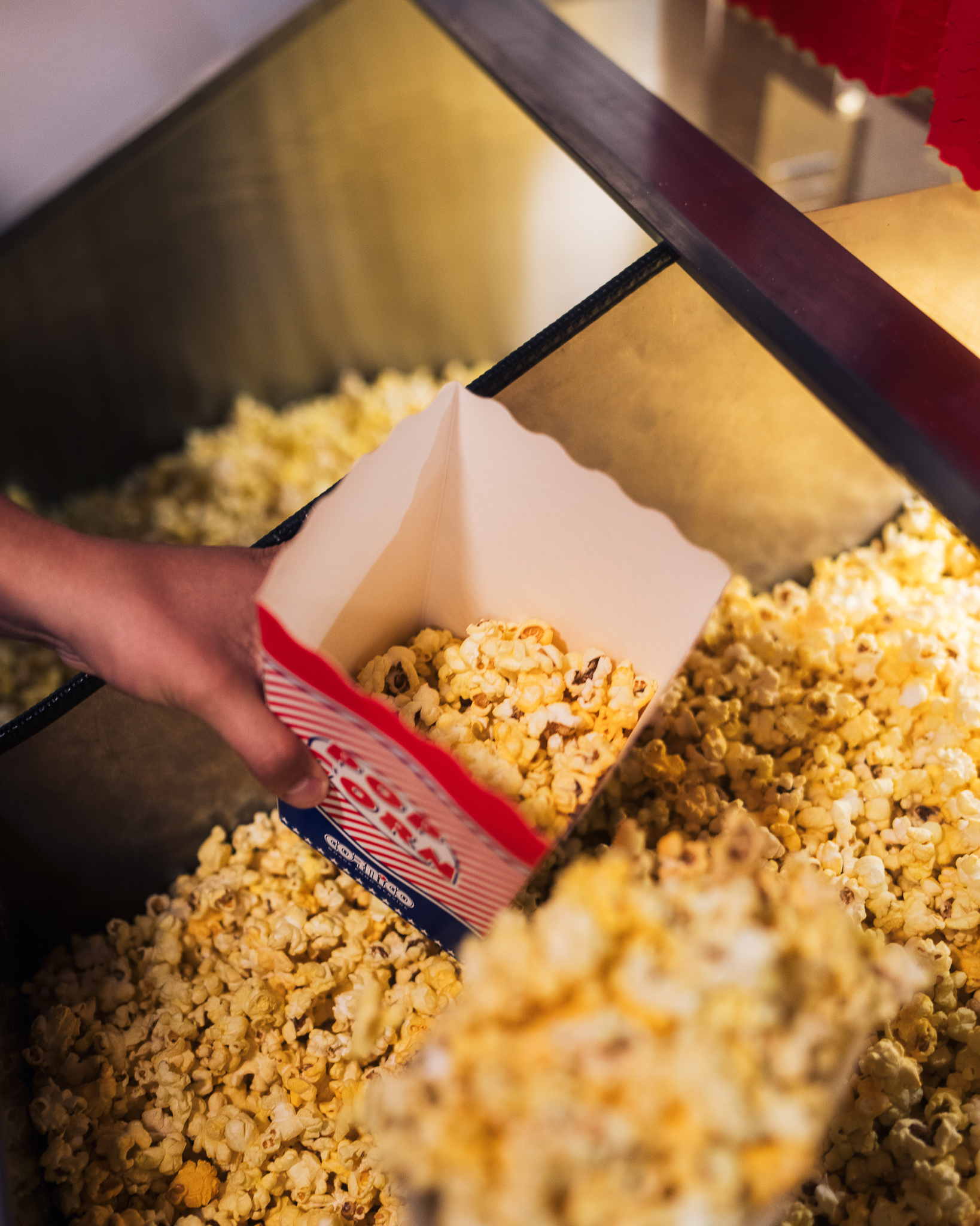 Příprava popcornu v letním kině Černá v Pošumaví